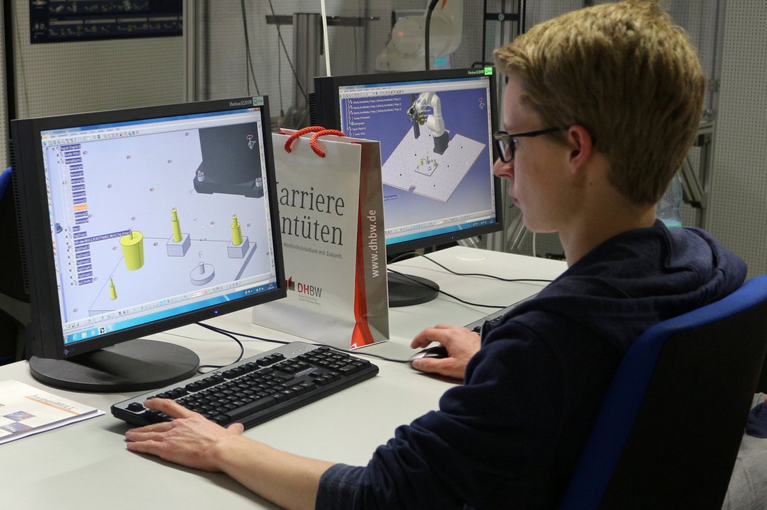 Schülerinnen und Schüler programmieren an der DHBW Stuttgart einen Roboter