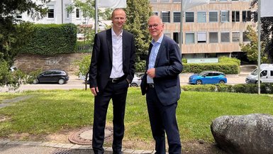 Prof. Dr. Detlef Hellenkamp (links) mit Dr. Hans-Jörg Naumer Prof. Dr. Detlef Hellenkamp (links) mit Dr. Hans-Jörg Naumer