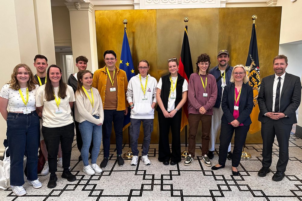 Gruppenfoto von Studierenden der Fakultät Sozialwesen in der Europaabteilung des Staatsministerium