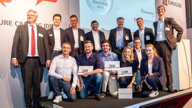 Jury und Finalist*innen (Julia Dölling in der unteren Reihe, 3. v. r.) des EUROGUSS Talent Awards 2022. Gruppenfoto auf der Bühne mit Jury und Finalist*innen