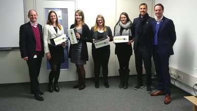 Der Vorstand von Müller | Die lila Logistik gratuliert dem Team 2 und übergibt den Siegerinnen Blackrolls Der Vorstand von Müller | Die lila Logistik gratuliert dem Team 2 und übergibt den Siegerinnen Blackrolls