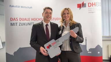 Prof. Dr. Joachim Weber übergibt den Schlüssel für das Gebäude an Prof. Dr. rer. pol. Anke Simon