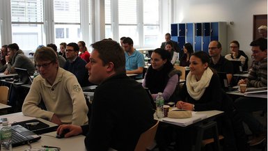 Studieninteressierte bei einer Veranstaltung Studieninteressierte bei einer Veranstaltung