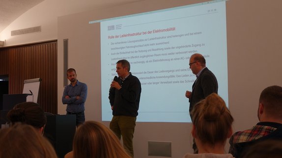 Erklärung der Inhalte des studentischen Forschungsprojekts durch (von links) Prof. Dr. Marc Kuhn, Prof. Dr. Harald Mandel, Prof. Dr. Andreas Kaapke