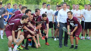 Das erfolgreiche Fußballteam mit dem Pokal.