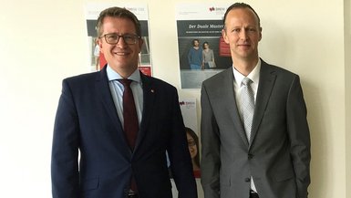 Bernd Hertweck Vorstandsvorsitzenden der Wüstenrot Bausparkasse AG und Mitglied des Management Boards der Wüstenrot & Württembergische-Gruppe (W&W) und Prof. Dr. Detlef Hellenkamp als Studiengangsleiter BWL-Bank Bernd Hertweck Vorstandsvorsitzenden der Wüstenrot Bausparkasse AG und Mitglied des Management Boards der Wüstenrot & Württembergische-Gruppe (W&W) und Prof. Dr. Detlef Hellenkamp als Studiengangsleiter BWL-Bank