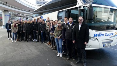 Prof. Dr. Sven Köhler und Prof. Dr. Ralf Oppermann mit Studierenden 