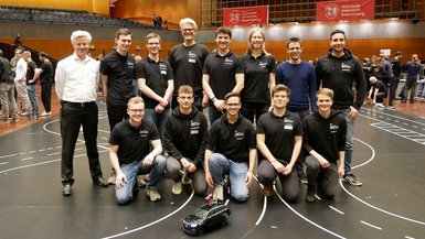 Die Professoren Zomotor und Heuser (links im Bild) mit den DHBW Smart Rollers Die Professoren Zomotor und Heuser (links im Bild) mit den DHBW Smart Rollers