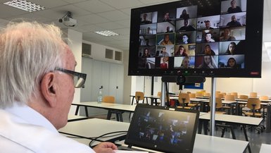 Prof. Dr. Hanspeter Gondring mit Studierenden in einer Online-Konferenz Prof. Dr. Hanspeter Gondring mit Studierenden in einer Online-Konferenz