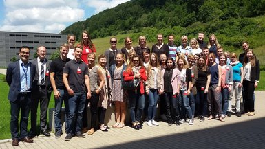Studierende des Studienganges BWL-Gesundheitsmanagement besuchen Carl Zeiss AG in Oberkochen Studierende des Studienganges BWL-Gesundheitsmanagement besuchen Carl Zeiss AG in Oberkochen
