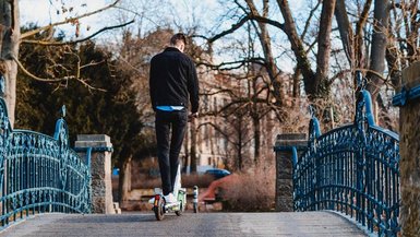 Studierende der DHBW Stuttgart testen Mobilitätsangebote in Großstädten.