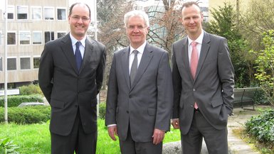 von links nach rechts: Prof. Dr. Andreas Mitschele, Dietmar Bichler, Prof. Dr. Detlef Hellenkamp von links nach rechts: Prof. Dr. Andreas Mitschele, Dietmar Bichler, Prof. Dr. Detlef Hellenkamp