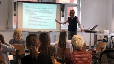 Andreas Kocks bei seinem Vortrag "Pflegestudium und dann?" vor Studierenden Andreas Kocks bei seinem Vortrag "Pflegestudium und dann?" vor Studierenden