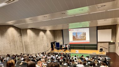 Absolvent*innen des Studiengang BWL-Bank im Tiefenhörsaal Absolvent*innen des Studiengang BWL-Bank im Tiefenhörsaal