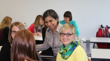 Prof. Wickramasinghe aus Melbourne mit Studentinnen der DHBW Stuttgart