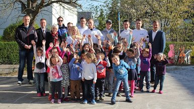 Studierende und Kindergartenkinder des Kindergartens St. Franziskus in Esslingen