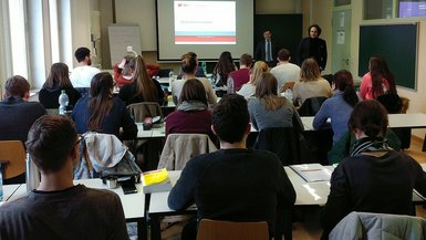 Olaf Bausch (links), Prof. Dr. Gerald Merkl und Studierende im Studiengang Rechnungswesen Steuern Wirtschaftsrecht.