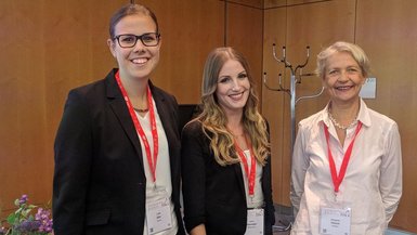 (von links nach rechts:) Frau Leah Dörr, Frau Laura Hanneder, Frau Prof. Dr. Elisabeth Holoch (von links nach rechts:) Frau Leah Dörr, Frau Laura Hanneder, Frau Prof. Dr. Elisabeth Holoch