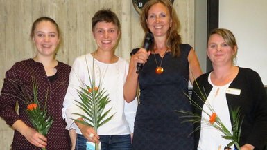 Absolventinnen Anja Dienersberger, Christina Fahrner, Cornelia Cantiani (v. l. n. r.) mit Studiendekanin Prof. Dr. Simon (2. v. li.) Absolventinnen Anja Dienersberger, Christina Fahrner, Cornelia Cantiani (v. l. n. r.) mit Studiendekanin Prof. Dr. Simon (2. v. li.)