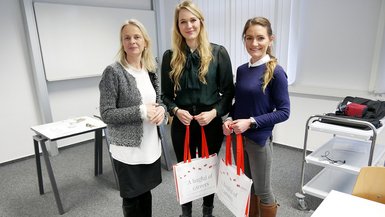 Studiengangsleitung Prof. Dr. Margrit Ebinger (links) mit ehemaligen Studierenden Juliane Spank (Mitte) und Sandra Cseledes (rechts) vom Klinikum Stuttgart. Studiengangsleitung Prof. Dr. Margrit Ebinger (links) mit ehemaligen Studierenden Juliane Spank (Mitte) und Sandra Cseledes (rechts) vom Klinikum Stuttgart.