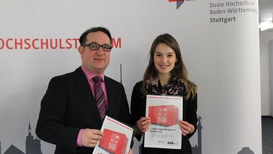 Prof. Dr. Dirk H. Hartel und Nina Rehschuh (WLOG13G2) präsentieren die neue AEB-Studie Prof. Dr. Dirk H. Hartel und Nina Rehschuh (WLOG13G2) präsentieren die neue AEB-Studie