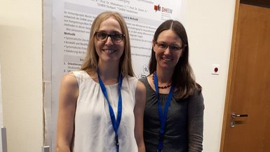 Prof. Dr. Bettina Flaiz und Katrin Heeskens beim Kongress in Basel Prof. Dr. Bettina Flaiz und Katrin Heeskens beim Kongress in Basel