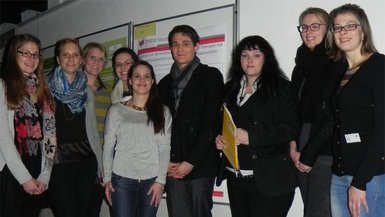Studierende Angewandte Gesundheitswissenschaften beim Hochschultag 2013 vor ihrem Präsentationsposter Studierende Angewandte Gesundheitswissenschaften beim Hochschultag 2013 vor ihrem Präsentationsposter