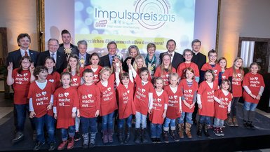 Gruppenfoto Verleihung Impulspreis 2015 mit Sebastian Bauer (hintere Reihe, 3. von links)