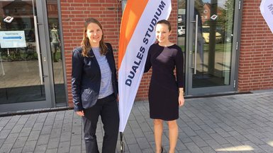 Ulrike Kienle und Cornelia Zeller auf der Konferenz „Zukunft Duales Studium“ der Hochschule Osnabrück (v. l. n.r.) Ulrike Kienle und Cornelia Zeller auf der Konferenz „Zukunft Duales Studium“ der Hochschule Osnabrück (v. l. n.r.)