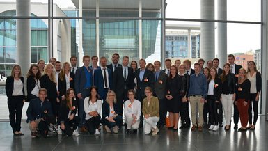 Studierende, Professoren und Abgeordnete bei Studienpräsentation im Bundestag