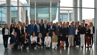 Studierende, Professoren und Abgeordnete bei Studienpräsentation im Bundestag Studierende, Professoren und Abgeordnete bei Studienpräsentation im Bundestag