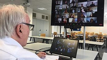 Prof. Dr. Hanspeter Gondring mit Studierenden in einer Online-Konferenz Prof. Dr. Hanspeter Gondring mit Studierenden in einer Online-Konferenz
