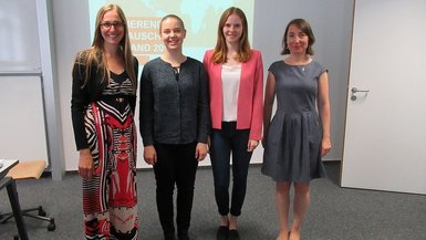 Außen: Projektleitungen Prof. Dr. Bettina Flaiz (l.) und Dr. Rose Seifert (r.), Mitte: Austauschstudierende Anja Dienersberger (l.) und Lea Kasporick (r.) Außen: Projektleitungen Prof. Dr. Bettina Flaiz (l.) und Dr. Rose Seifert (r.), Mitte: Austauschstudierende Anja Dienersberger (l.) und Lea Kasporick (r.)