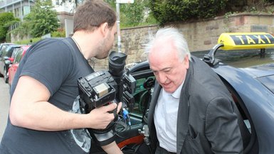 Prof. Gondring mit einem Kameramann nach der Fahrt im Video-Taxi