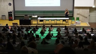Begrüßung der Erstsemester durch Studiendekanin Prof. Dr. Anke Simon Begrüßung der Erstsemester durch Studiendekanin Prof. Dr. Anke Simon