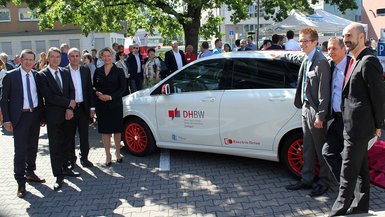 Prof. Reinhold Geilsdörfer, Prof. Dr. Joachim Weber, Wilfried Porth, Dr. Nicola Schelling, Till Surek, Prof. Dr. Ing. Harald Mandel, Prof. Dr. Dirk Reichardt (v.l.n.r) mit dem Triple-E-Car