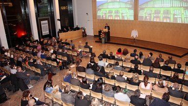 Teilnehmende im Großen Saal im Rathaus Stuttgart