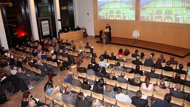 Teilnehmende im Großen Saal im Rathaus Stuttgart Teilnehmende im Großen Saal im Rathaus Stuttgart