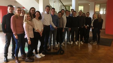 Studierende entwickeln im Rahmen des Integrationsseminars Business Cases für ein Sharing-Modell für elektrische KickScooter Studierende entwickeln im Rahmen des Integrationsseminars Business Cases für ein Sharing-Modell für elektrische KickScooter
