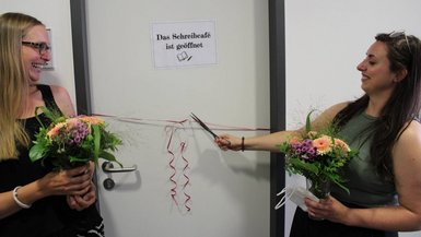 Eröffnung des Schreibcafe. v.l. Prof. Dr. Bettina Flaiz und Jessica Jäger Eröffnung des Schreibcafe. v.l. Prof. Dr. Bettina Flaiz und Jessica Jäger