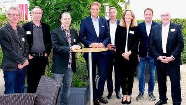 Andreas Hofer, Markus Höninger, Prof. Dipl.-Ing. Mark Blaschitz, Prof. Christoph Ehrhardt, Frank Peter Unterreiner, Christiane Stoye-Benk, Dirk Löhle, Prof. Dr. Hanspeter Gondring FRICS (v. l. n. r.) Andreas Hofer, Markus Höninger, Prof. Dipl.-Ing. Mark Blaschitz, Prof. Christoph Ehrhardt, Frank Peter Unterreiner, Christiane Stoye-Benk, Dirk Löhle, Prof. Dr. Hanspeter Gondring FRICS (v. l. n. r.)