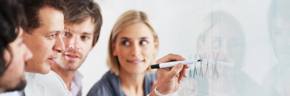 Personengruppe am Whiteboard Personengruppe am Whiteboard