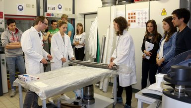 Studierende im Faserverbundlabor Studierende im Faserverbundlabor