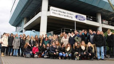 Die Exkursionsgruppe vor einem Gebäude der Ford-Werke GmbH.