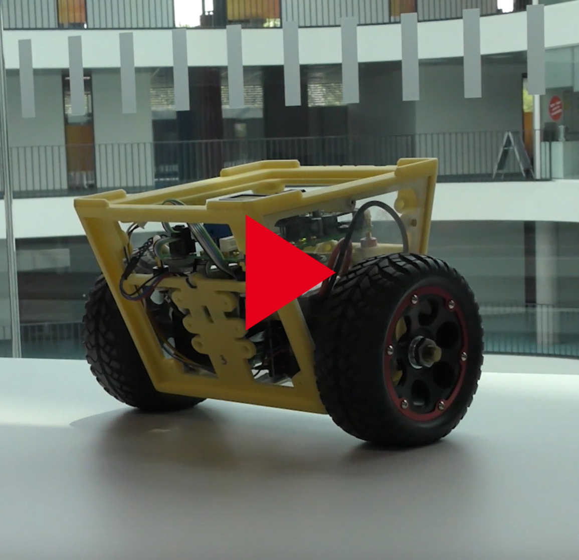 2-rädriger Balancer mit rotem Start-Symbol in der Mitte