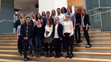 Studierende besuchen mit Beschäftigten des ZEF und Studiengangsleiter Prof. Dr. Marc Kuhn den Bundestag.