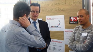 Herr Ade und Studierender erläutern Datenbanksystematik