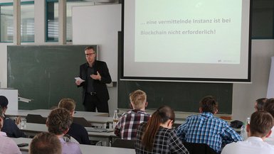 Ralf Weygand referiert vor Studierenden und Beschäftigten aus dem Studiengang Wirtschaftsinformatik