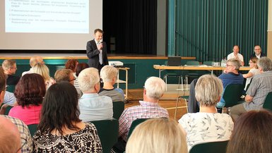 Bürgermeister Jörg Seibold begrüßt die Gäste zur Präsentation der Konzeptentwicklung für den Einzelhandel.