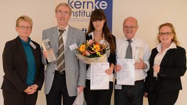 v. r. Frau Dr. Kernke (Verbandsvorsitzende ZeMark Med), Mitte Laura Heinnickel sowie andere Preisträger des diesjährigen ZeMark Med Award